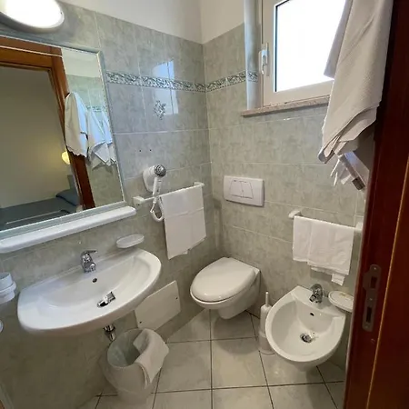 Desiree 2 Отель Альба-Адриатика