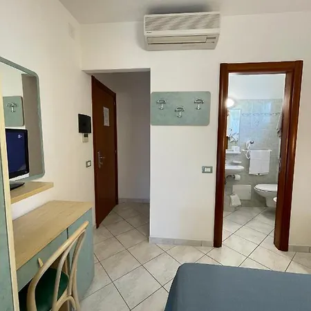 Desiree 2 Отель 2*