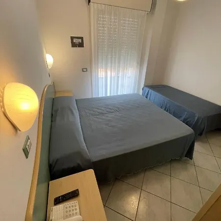 Desiree 2 2* Альба-Адриатика