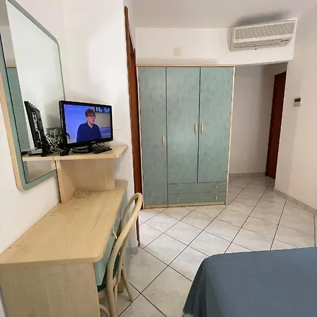 Отель Desiree 2 Альба-Адриатика