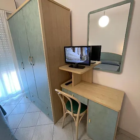 Desiree 2 Отель Альба-Адриатика