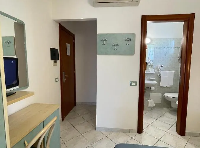 Desiree 2 Отель 2*